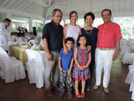 Fernando Carrea, Lina María Perdomo, Dora de Ospina de Perdomo, Cesar Augusto Perdomo y los niños Camilo y Alejandra Carrera Perdomo.
